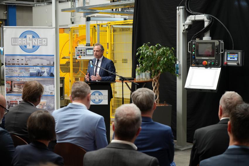 Minister Glauber hält bei der Firma Waasner eine Rede
