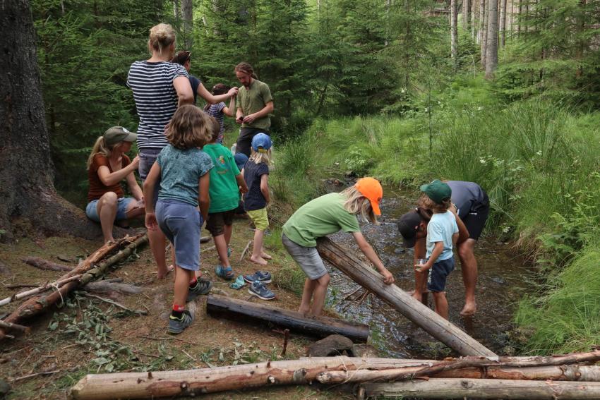 Kinder bei einem Angebot, Autor: WaldZeit e. V.