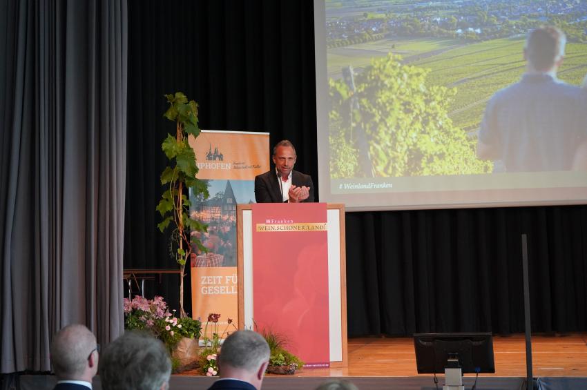 Umweltminister Thorsten Glauber beim Weintourismussymposium Wein.Schöner.Land!
