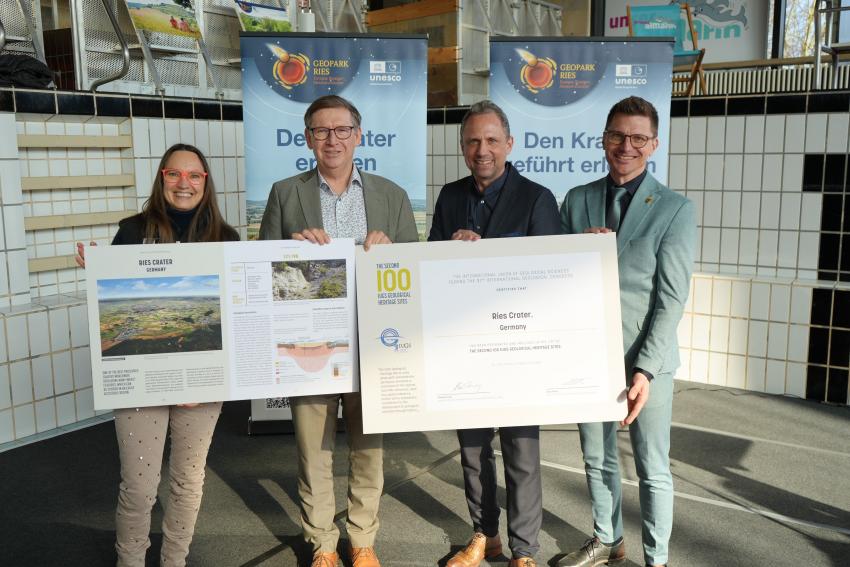 v.l.: Heike Burkhardt, Geschäftsführerin des Geopark Ries e.V., Landrat des Landkreises Donauries Stefan Rößle (1. Vorsitzender des Geopark Ries e.V.), Umweltminister Thorsten Glauber und Nördlingens Oberbürgermeister David Wittner (stellv. Vorsitzender des Geopark Ries e. V.)