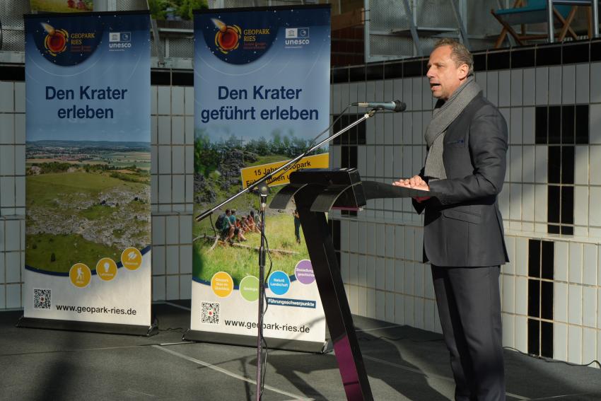 Umweltminister Thorsten Glauber betonte: Das Nördlinger Ries ist einer der weltweit am besten erhaltenen Asteroidenkrater. Mit der neuen Auszeichnung rückt der Rieskrater in die Weltspitze der geologisch wichtigsten Orte auf. Das Nördlinger Ries steht damit auf einer Stufe zum Beispiel mit dem Vesuv, dem Yosemite Valley oder der Etosha-Pfanne.