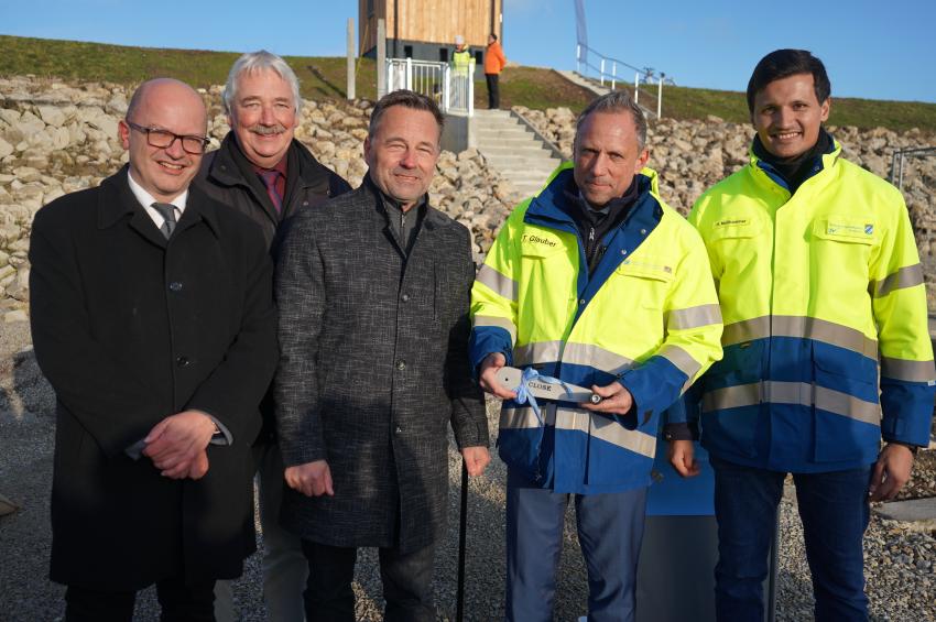 Gruppenfoto mit Umweltminister Thorsten Glauber am Hochwasserrückhaltebecken in Obernzenn, v. l.: Rainer Hufnagel (1. Bürgermeister den Marktes Obernzenn), Reinhard Streng (stellv. Landrat Lkr. NEA), Herr Thomas Keller (Leiter WWA Ansbach), Umweltminister Thorsten Glauber und Heiko Mooshammer (Abteilungsleiter WWA Ansbach)