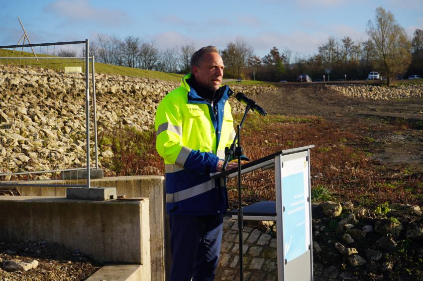 Umweltminister Thorsten Glauber hält eine Ansprache.