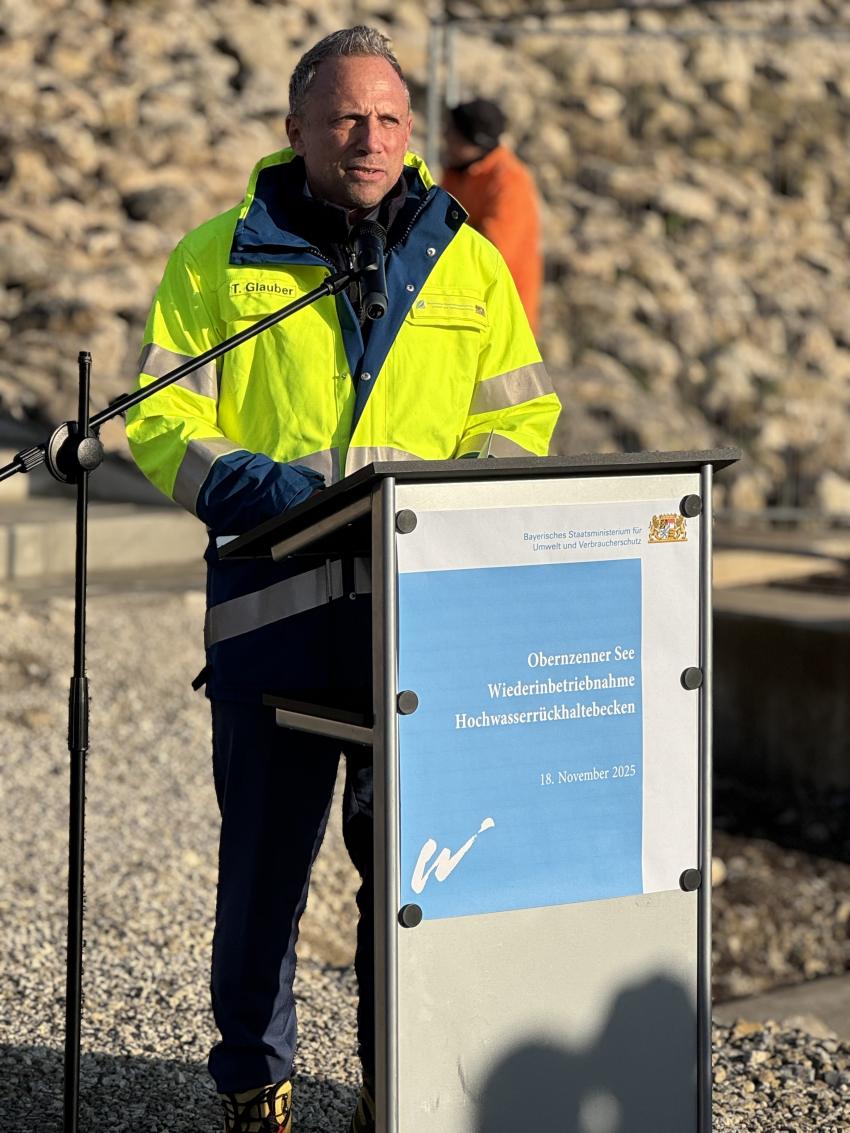 Umweltminister Thorsten Glauber hält eine Ansprache.