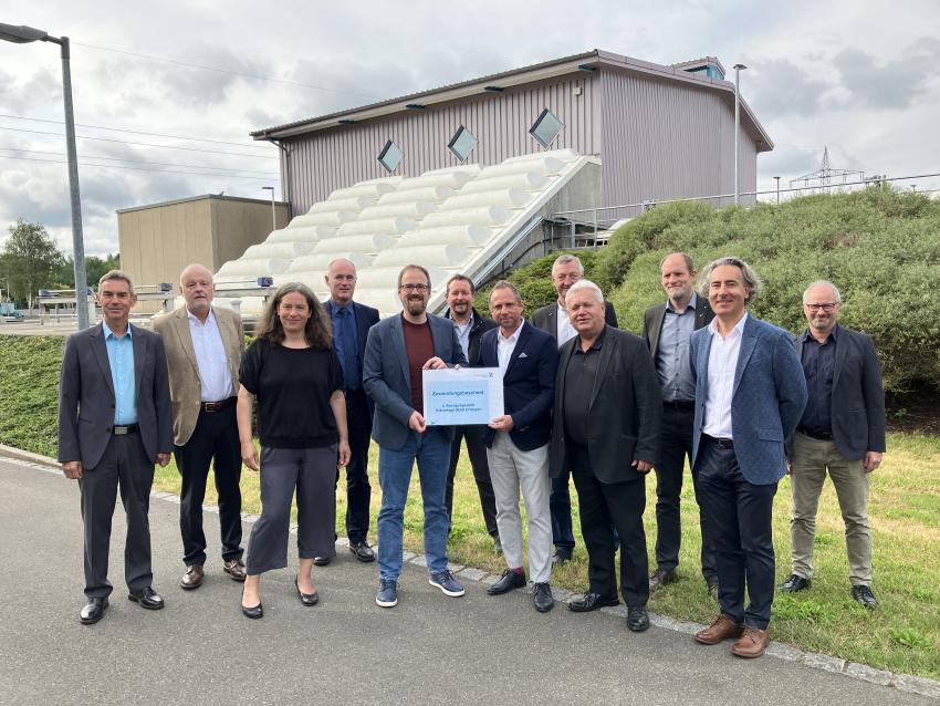 Überreichung Zuwendungsbescheid 4. Reinigungsstufe Klärwerk Erlangen
