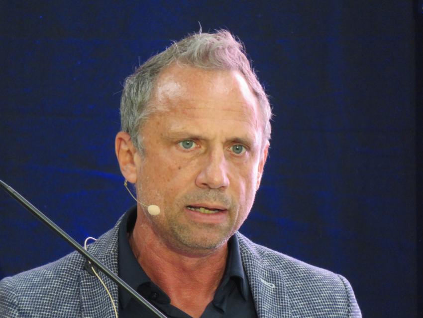 Umweltminister Thorsten Glauber spricht ins Mikrofon