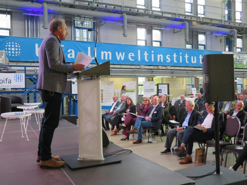 Umweltminister Thorsten Glauber hält eine Eröffnungsrede