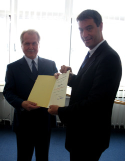 Bild vergrößert sich per Mausklick: Verleihung des Verdienstordens an Herrn Johannes Metzger durch Staatsminister Dr. Markus Söder