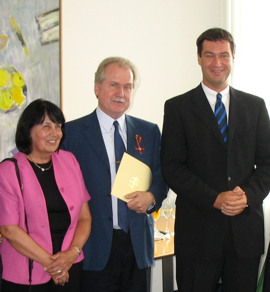 Bild vergrößert sich per Mausklick: Gruppenbild nach der Verleihung an Herrn Johannes Metzger mit Staatsminister Dr. Markus Söder