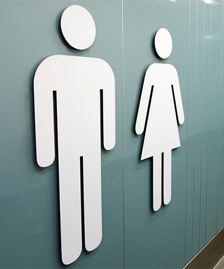 Das Bild zeigt eine Mann- und Frau-Symbol vor grauem Hintergrund