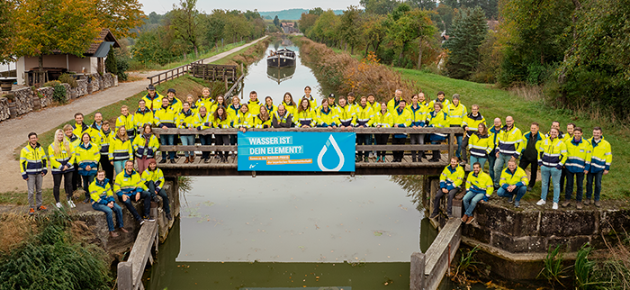 Mitarbeiter und Mitarbeiterinnen der Wasserwirtschaftsverwaltung auf einer Brücke