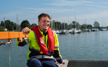 Person, die einen Wasserbauer darstellt