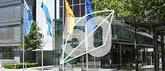 Ansicht des Umweltministeriums mit 50 Jahre-Logo