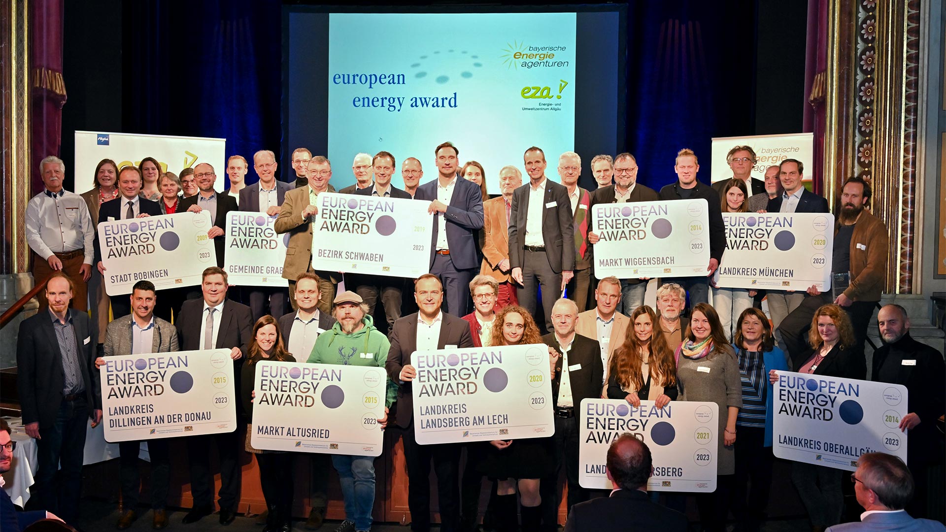 Das Bild zeigt Bayerns Umweltminister Thorsten Glauber und die Preisträger des European Energy Award 2023