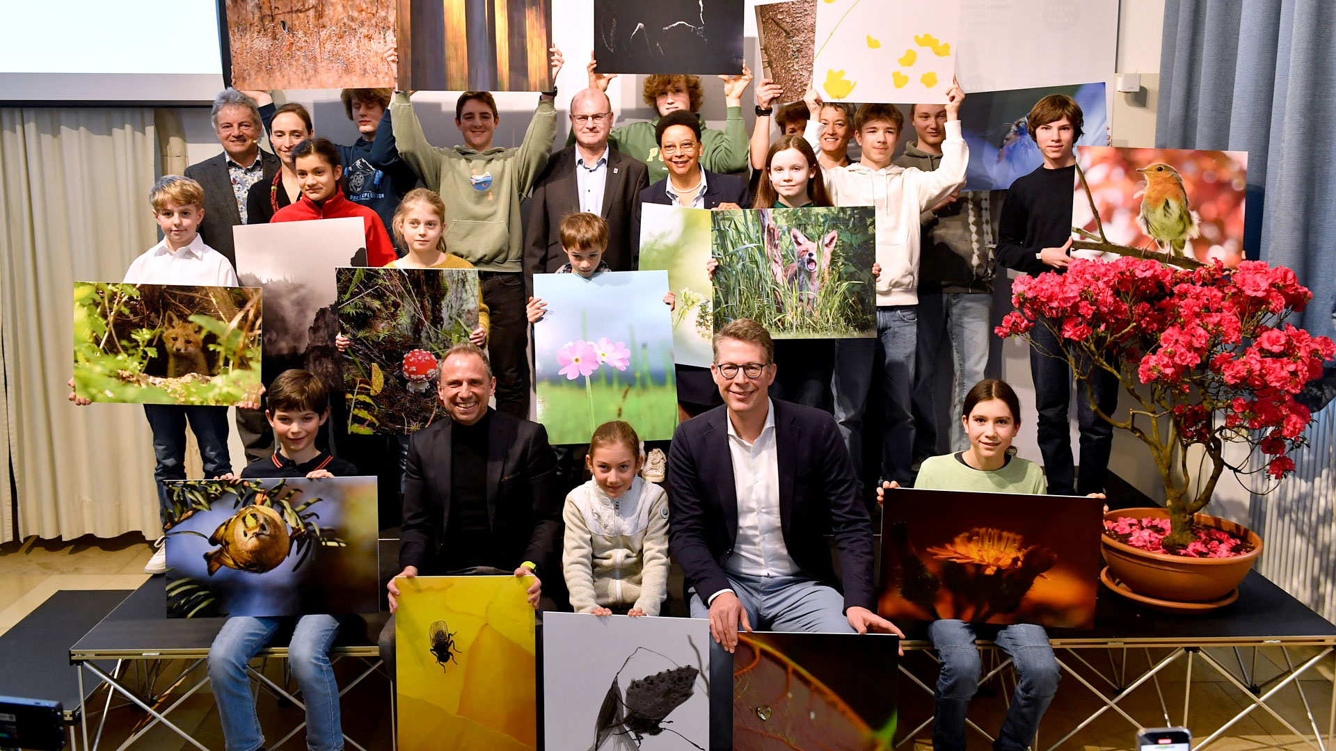 Gruppenfoto von Umweltminister Glauber mit den Gewinnerinnen und Gewinnern des Fotowettbewerbs