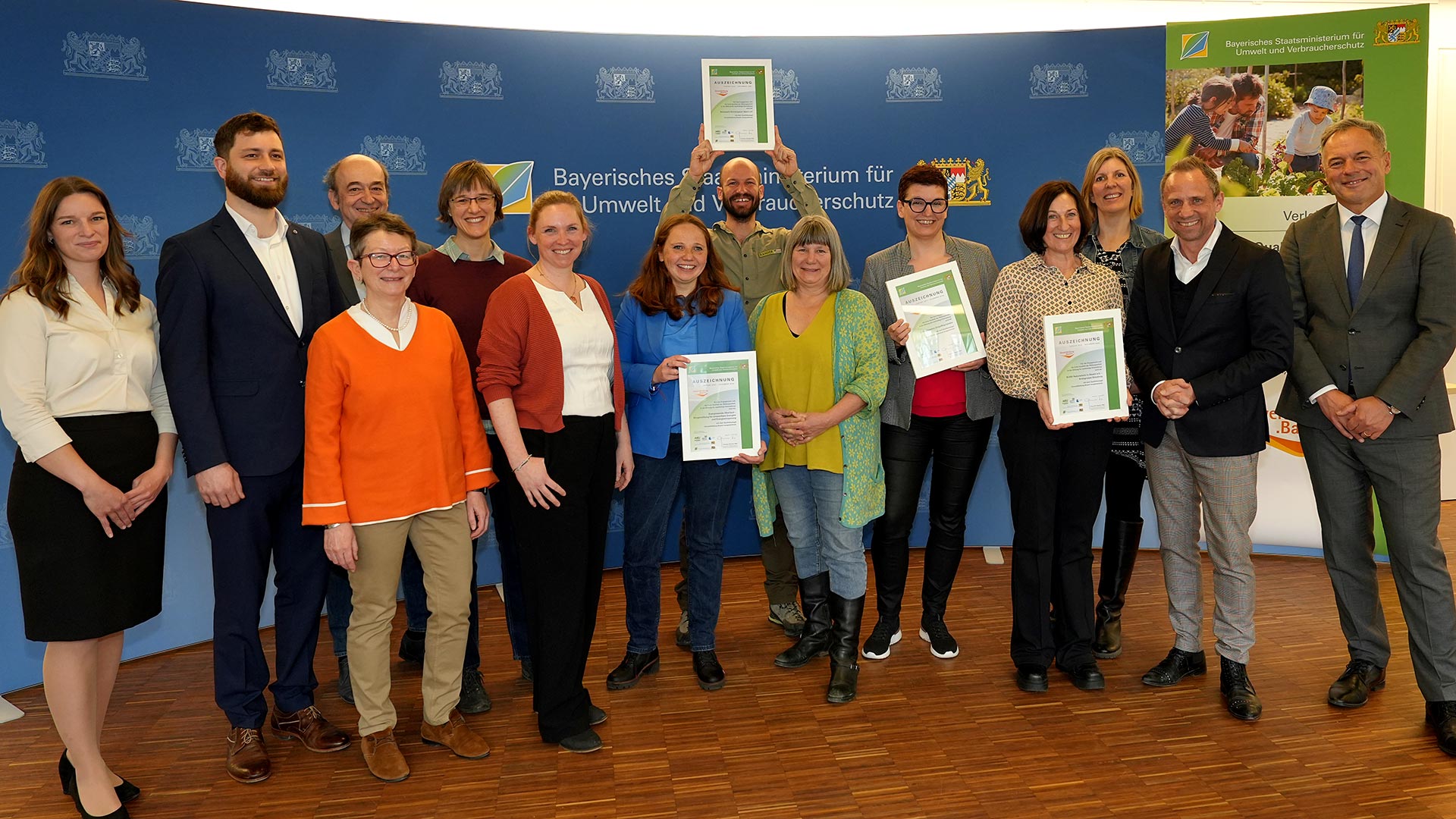 Gruppenfoto mit den Preisträgern des Qualitätssiegels Umweltbildung.Bayern
