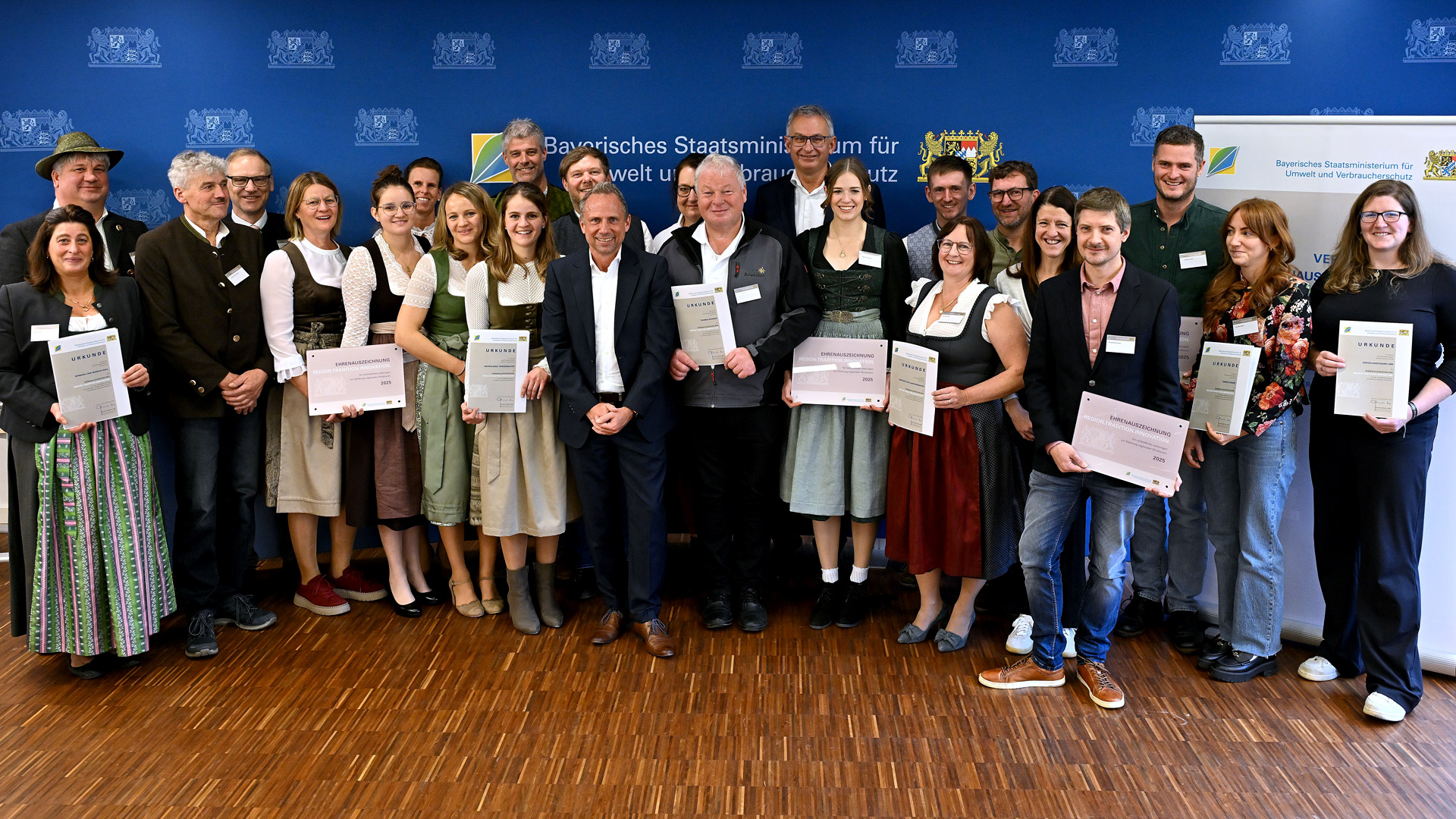 Gruppenbild mit Minister Glauber anlässlich der Verleihung der Ehrenauszeichnung Region.Tradition.Innovation 2025
