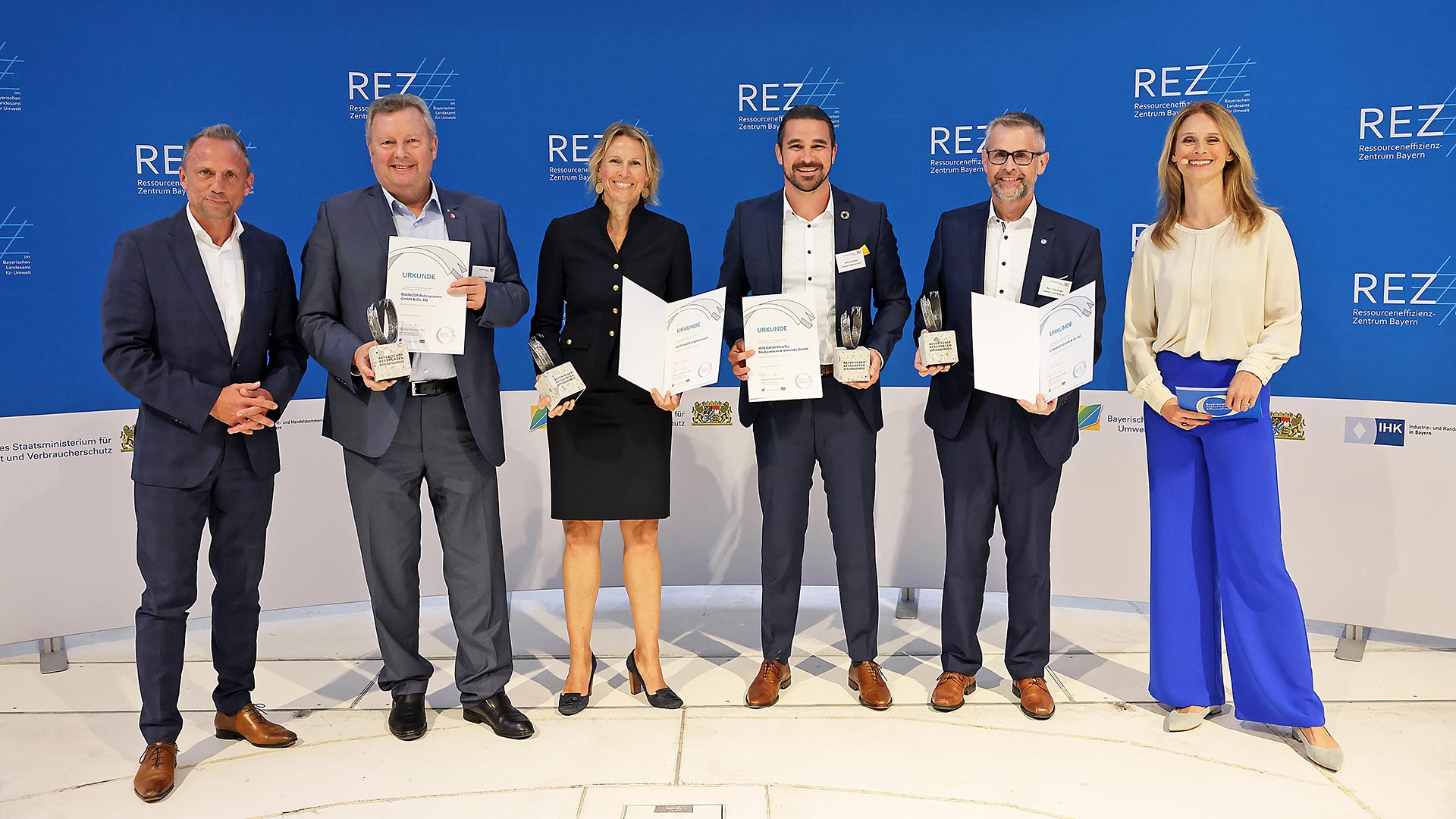 Das Bild zeigt Umweltminister Glauber und die Preisträger des Ressourceneffizienzpreises