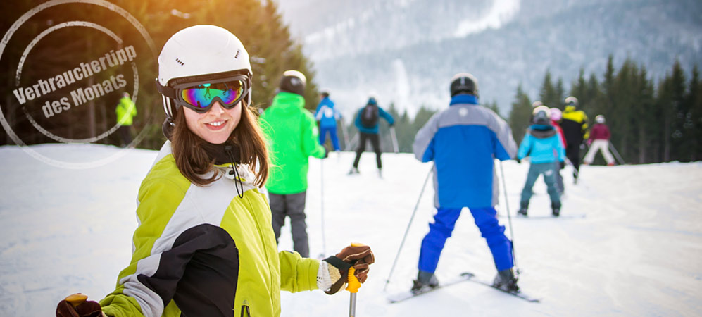 Kind mit Skihelm auf Skipiste