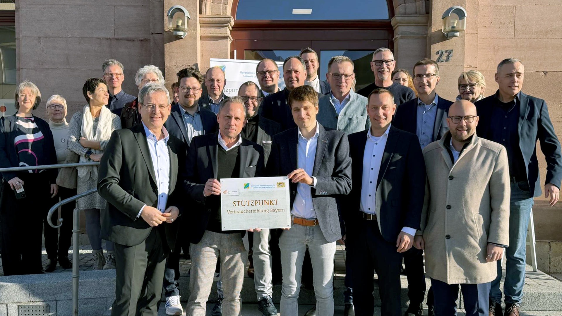 Vorschaubild mit Text Partnerschule Verbraucherbildung Bayern 2024/2025; Link zum Film auf YouTube