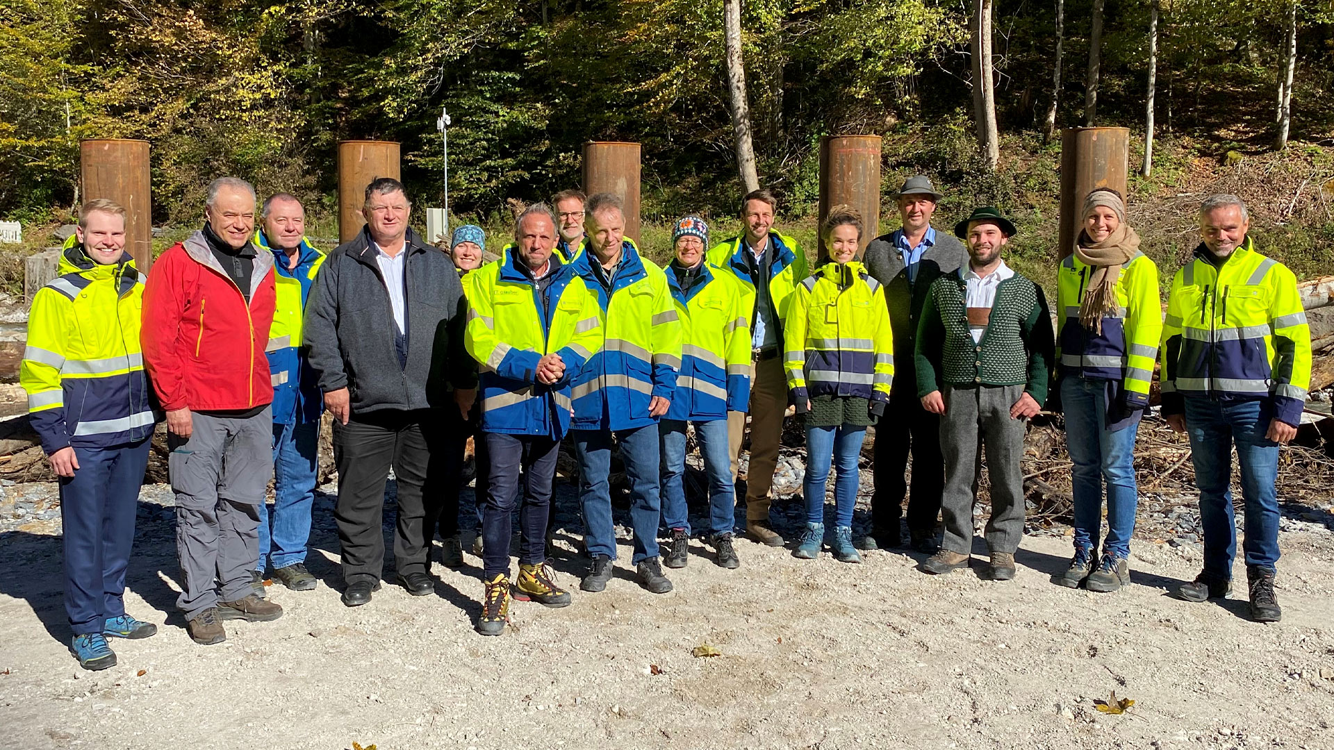 Gruppenbild mit Minister Glauber am Wildholzrechen an der Partnachklamm