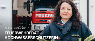 Kampagne Hochwasserschützer; Das Bild zeigt Feuerwehrfrau vor Feuerwehrauto
