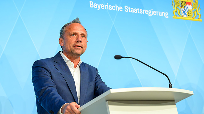 Minister Glauber am Rednerpult im Bayerischen Landtag