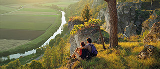 Natururlaub in Bayern; Das Bild zeigt ein wanderndes Paar in den Bergen