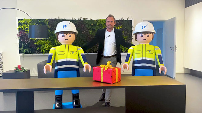 Das Bild zeigt Verbraucherschutzminister Glauber mit 2 Playmobilfiguren in seinem Büro