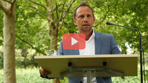 Umweltminister Thorsten Glauber vor Rednerpult zum Verbot von Plastiktüten