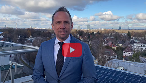 Umweltminister Glauber auf dem Dach des Bayerischen Staatsministeriums für Umwelt und Verbraucherschutz