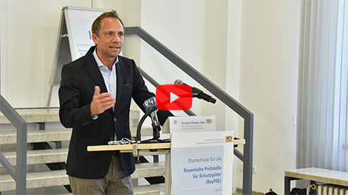 Umweltminister Thorsten Glauber am Rednerpult bei der Eröffnung der Bayerischen Prüfstelle für Schutzgüter