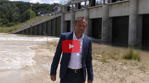 Umweltminister Thorsten Glauber vor dem Flutpolder in Riedensheim - Externer Link zum YouTubekanal des Staatsministeriums für Umwelt und Verbraucherschutz