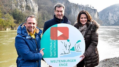 Ministerpräsident Dr. Markus Söder, Umweltministr Thorsten Glauber und Landwirtschaftsministerin Michaela Kaniber vor den Schautafeln zum Nationales Naturmonument Weltenburger Enge - Externer Link zum YouTubekanal des Staatsministeriums für Umwelt und Verbraucherschutz