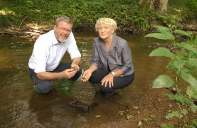 Umweltminister Dr. Marcel Huber und die Präsidentin des Bundesamts für Naturschutz, Prof. Dr. Beate Jessel setzen Flussperlmuscheln in der Kleinen Ohe in Niederbayern aus.