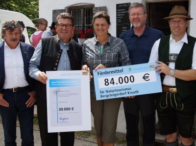 Umweltminister übergibt Förderbescheid für Bergsteigerdorf Kreuth