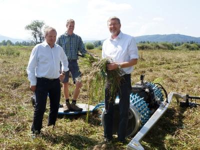 Herbstmahd als wichtige Naturschutzmaßnahme: Umweltminister Dr. Marcel Huber besucht Vorzeigeprojekt des Vertragsnaturschutzes in Benediktbeuern (v.l.n.r. MdL Martin Bachhuber, Landwirt Matthias Lautenbacher und Umweltminister Dr. Marcel Huber)