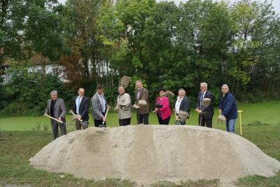 Hochwasserschutz wird bayernweit gestärkt / 30 Millionen Euro für Baumaßnahme in Thundorf und Aicha
v.l.n.r.: Herbert Baumgartner (Dipl. Ing. RMD Wasserstraßen GmbH), Markus Schmautz (RMD), Michael Kühberger (Leiter WWA Deggendorf), Landrat Christian Bernreiter (Landkreis Deggendorf), Umweltminister Dr. Marcel Huber, Liane Sedlmeier (1. Bürgermeisterin Stadt Osterhofen), Hans Jäger (1. Bürgermeister Gemeinde Moos), Helmut Graf (Vizepräsident Regierungen Niederbayern), Michael Mittermair (Fa. HABAU)