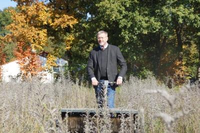 Umweltminister Dr. Marcel Huber zeigt, wie mit dem modernen Erntegerät "e-beetle" einheimisches Saatgut gewonnen werden kann