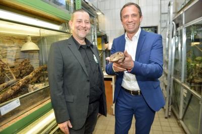 Bayerns Umweltminister Thorsten Glauber hat heute die Reptilienauffangstation in München besucht und dem Verein einen Förderbescheid in Höhe von 765.000 Euro für den Neubau der Station überreicht.