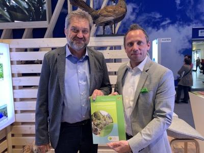 Umweltminister Glauber besucht die ITB in Berlin und stellt neue Broschüre zur Naturtourismusförderung vor. 
 Mit auf dem Bild Dr. Franz Leibl, Leiter des Nationalparks Bayerischer Wald.