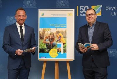 Das Foto zeigt Bayerns Umweltminister Torsten Glauber (links) und Georg Abel, Bundesgeschäftsführer der Verbraucher Initiative.