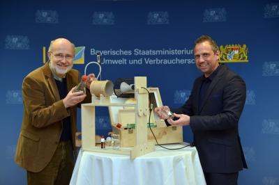 Prof. Dr. Harald Lesch und Umweltminister Thorsten Glauber stellen den Klimakoffer vor.