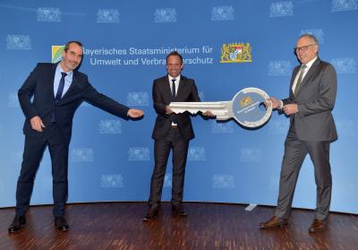 Das Foto zeigt von links nach rechts: Dr. Christian Mikulla, Minister Thorsten Glauber, Claus Kumutat