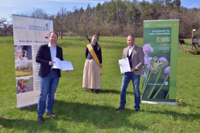 Das Foto zeigt von links: Präsident des Landesverbands Bayerischer Imker e.V., Stefan Spiegl, Bayerische Honigprinzessin Alexandra Krumbachner, Bayerns Umweltminister Thorsten Glauber.