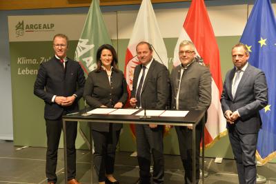 Staatenübergreifendes Wolfs-Monitoring: Bayern unterzeichnet Abkommen mit Alpenländern in Innsbruck.
Das Bild zeigt (v.l.) den Vorarlberger Landesrat Christian Gantner, Agrarministerin Michaela Kaniber, Tirols Landeshauptmann-Stellvertreter Josef Geisler, den Salzburger Landesrat Dr. Josef Schwaiger und Umweltminister Thorsten Glauber. Verwendung mit Angabe Wintzer/StMELF honorarfrei.