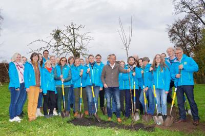 Umweltminister Thorsten Glauber und 27 Streuobstmanagerinnen und Streuobstmanager für den "Streuobstpakt Bayern"