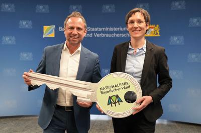 Bayerns Umweltminister Thorsten Glauber zusammen mit der neuen Leiterin des Nationalparks Bayerischer Wald Ursula Schuster