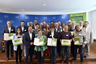 Bayerns Umweltminister Thorsten Glauber mit den Vertretern der ausgezeichneten Betriebe und Einrichtungen.