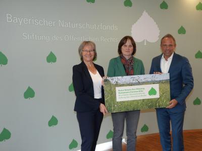 von links nach rechts: Ulrike Strohmeier, Vorständin des Bayerischen Naturschutzfonds, Elke Ohland vom Projektmanagement für das Kampmann-Carossa-Erbe und Umweltminister Thorsten Glauber